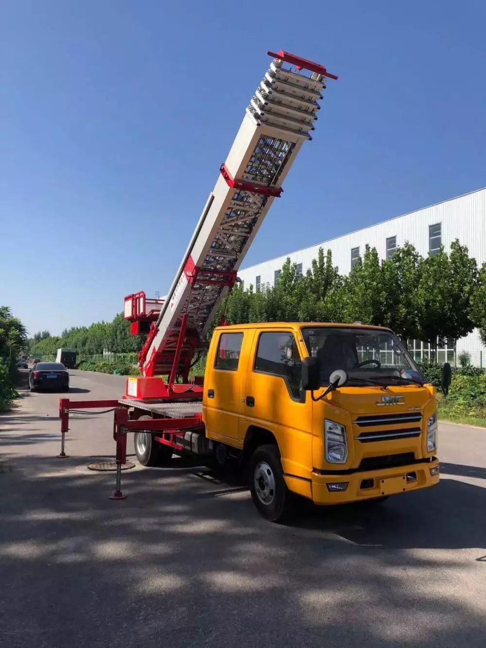 兴山附近的云梯车出租服务：轻松解决高空作业需求