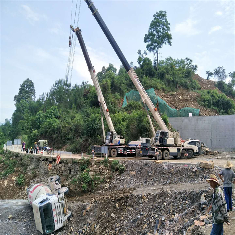 兴山汽车掉沟里叫吊车救援要多少钱